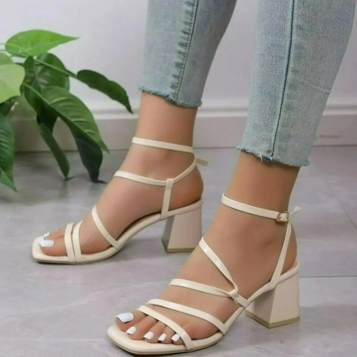 2023 Scarpe da donna di alta qualità Fibbia Sandali da donna Estate Punta aperta Punta quadrata Scarpe con tacco alto Donna Chun