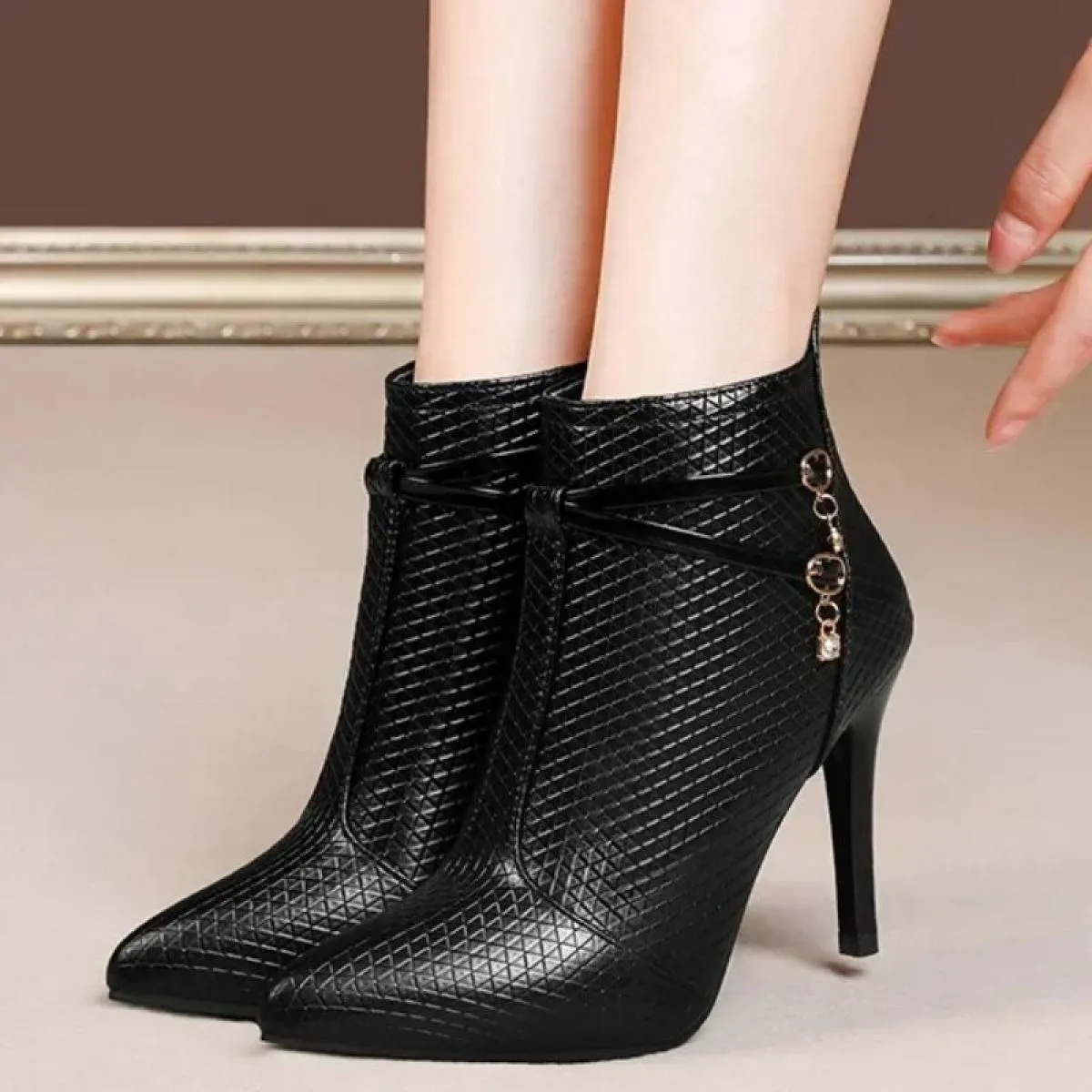 2024 Stivali da donna nuovi di grandi dimensioni Stivali moda con tacco alto Moda Plus Stivali caldi in cotone Nude Scarpe da ba