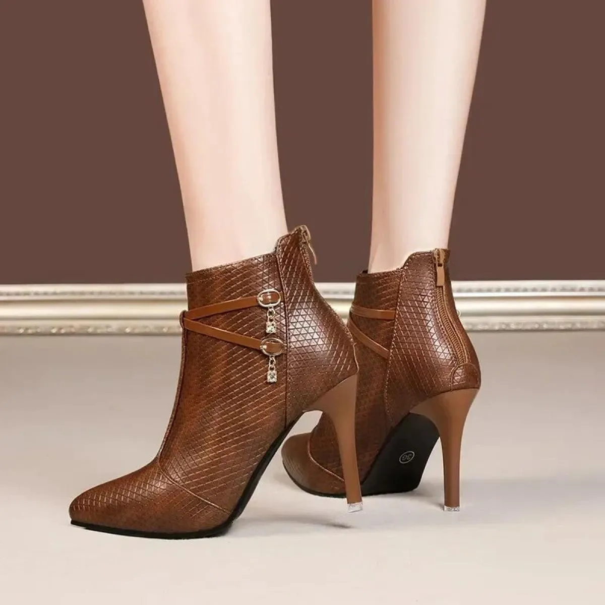 2024 Stivali da donna nuovi di grandi dimensioni Stivali moda con tacco alto Moda Plus Stivali caldi in cotone Nude Scarpe da ba