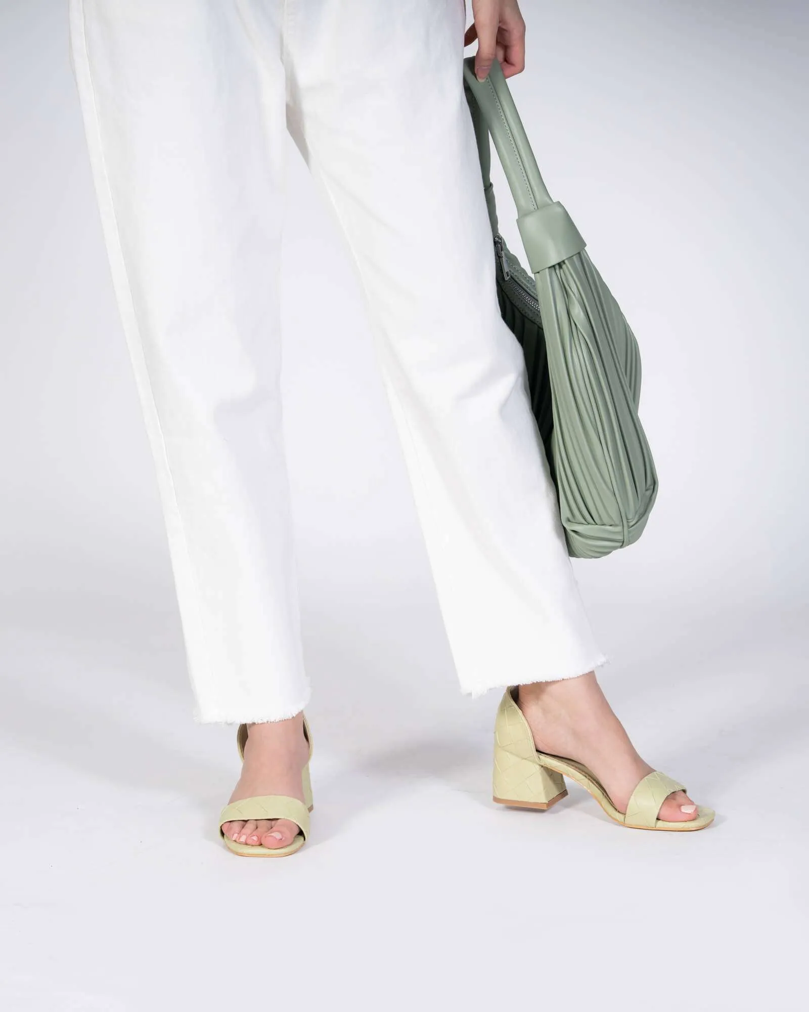 Borsa verde drappeggiata da portare a spalla.