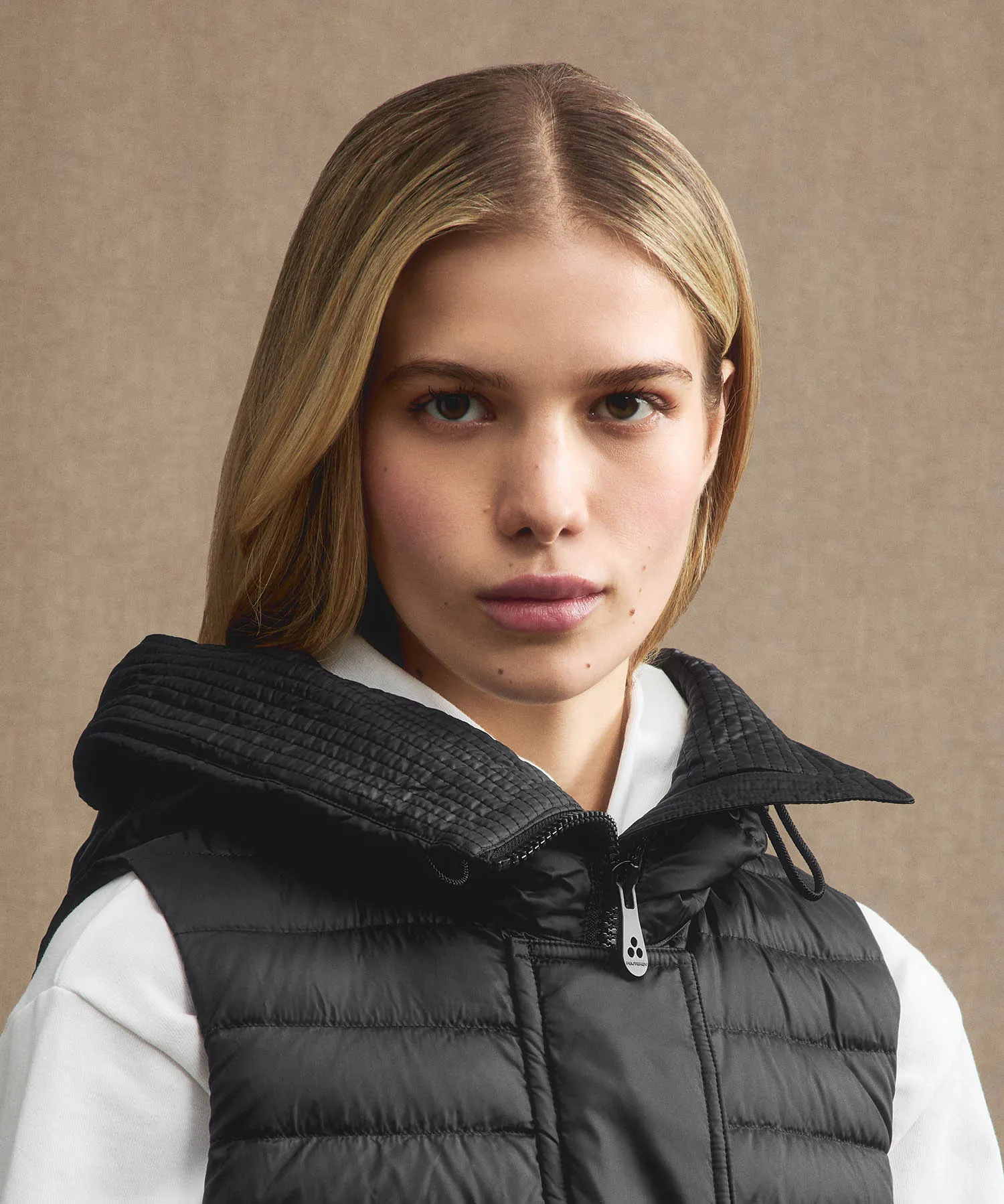 Gilet imbottito con ampio cappuccio