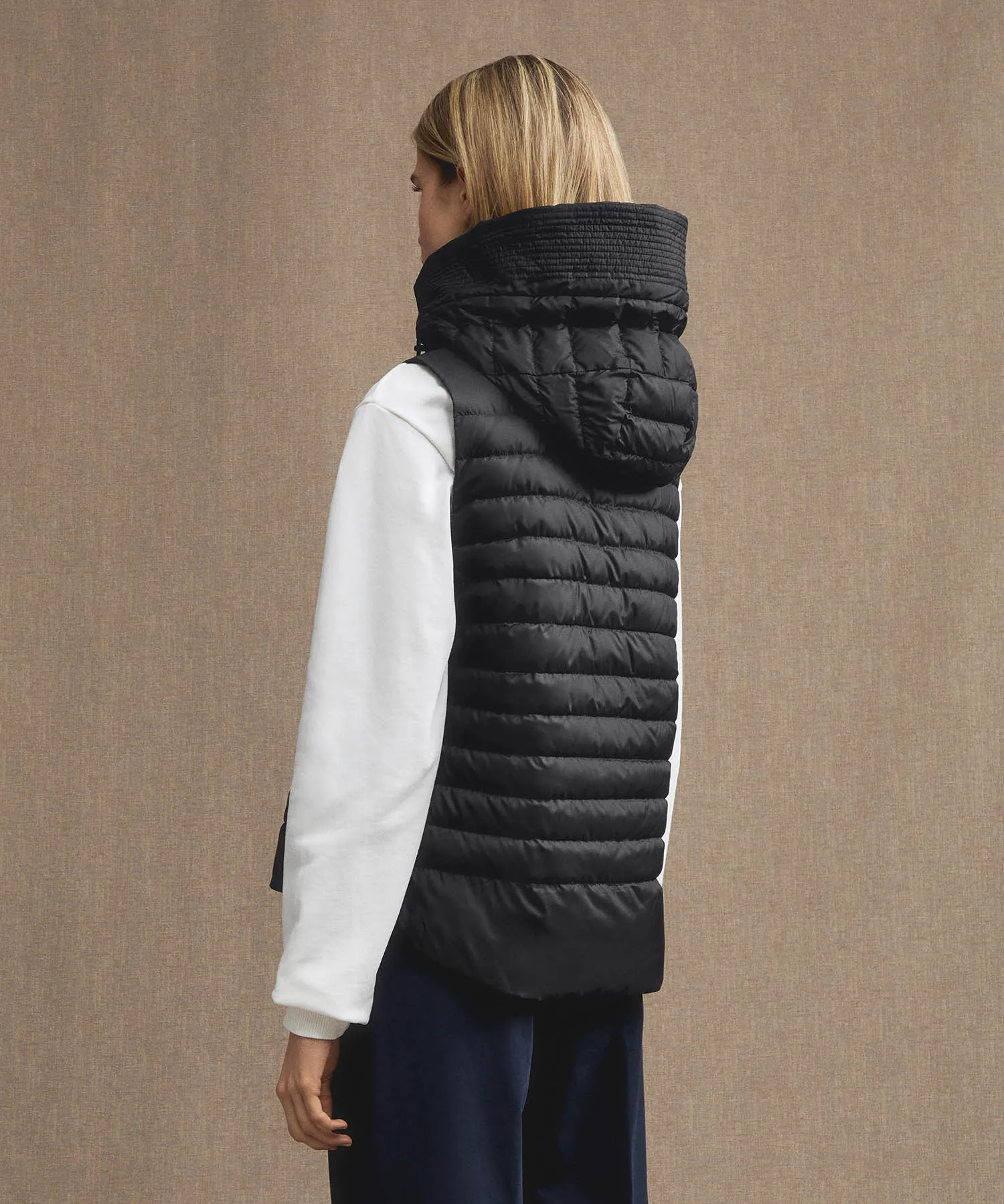 Gilet imbottito con ampio cappuccio