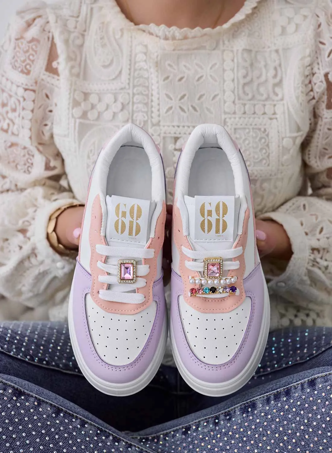 PETRA - Sneakers bianche con inserti lilla e  applicazioni gioiello