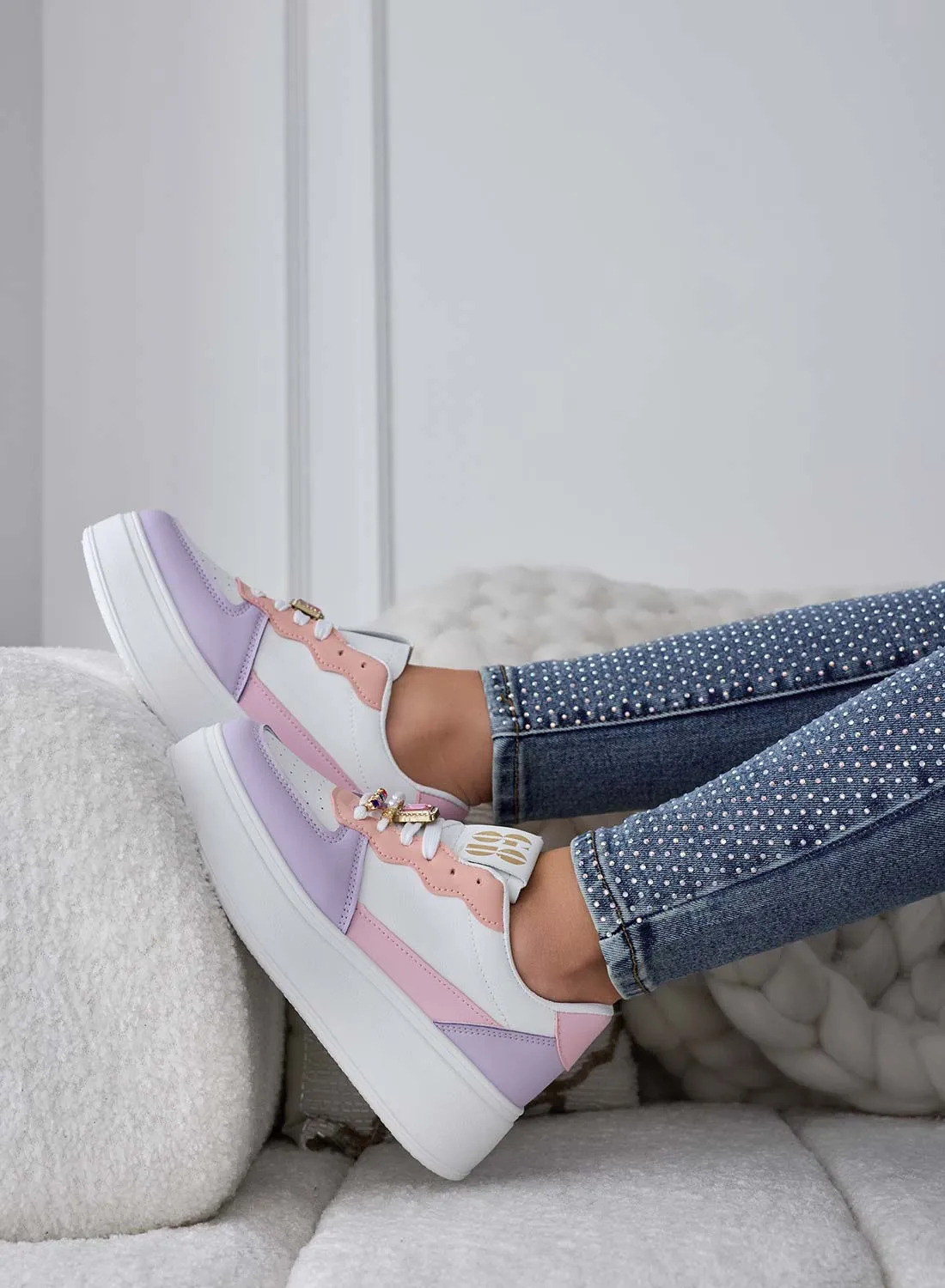 PETRA - Sneakers bianche con inserti lilla e  applicazioni gioiello