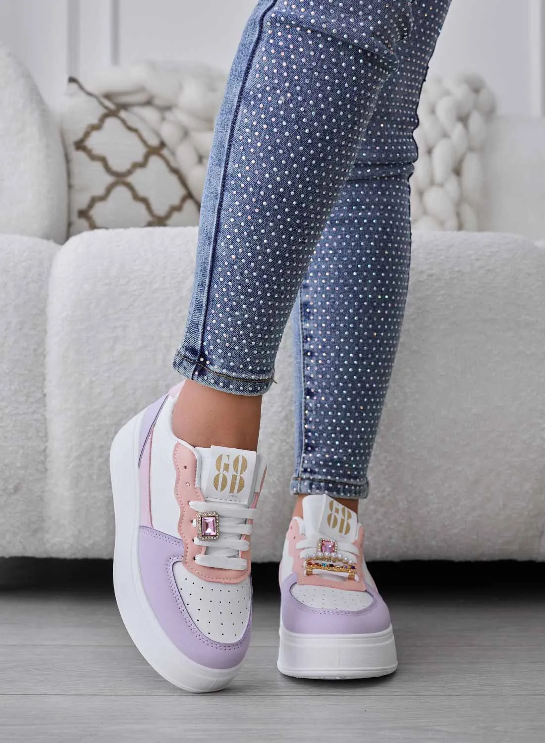 PETRA - Sneakers bianche con inserti lilla e  applicazioni gioiello