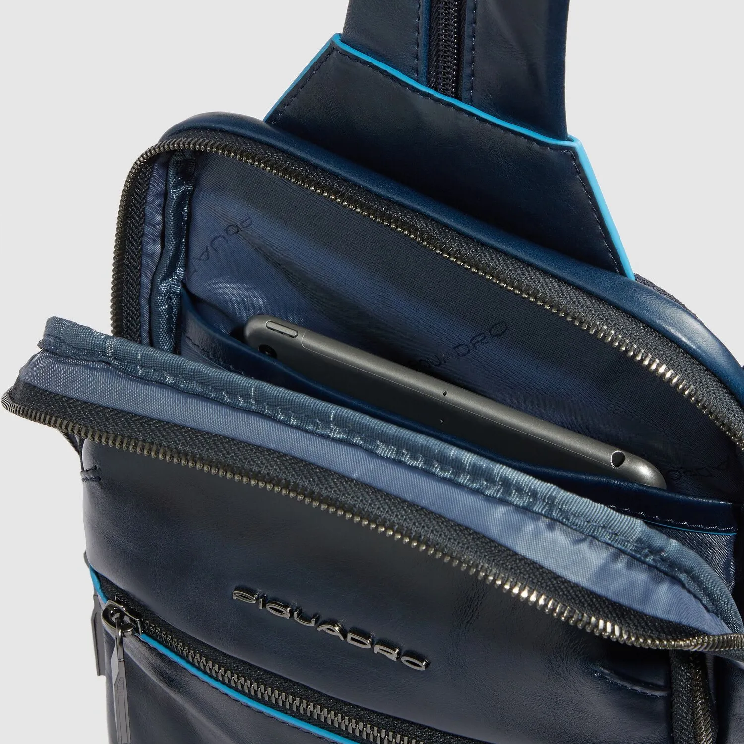 Piquadro Borsa a tracolla quadrata blu da 30,5 cm